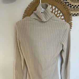 Soft off white cream turtleneck ribbed size small brand design